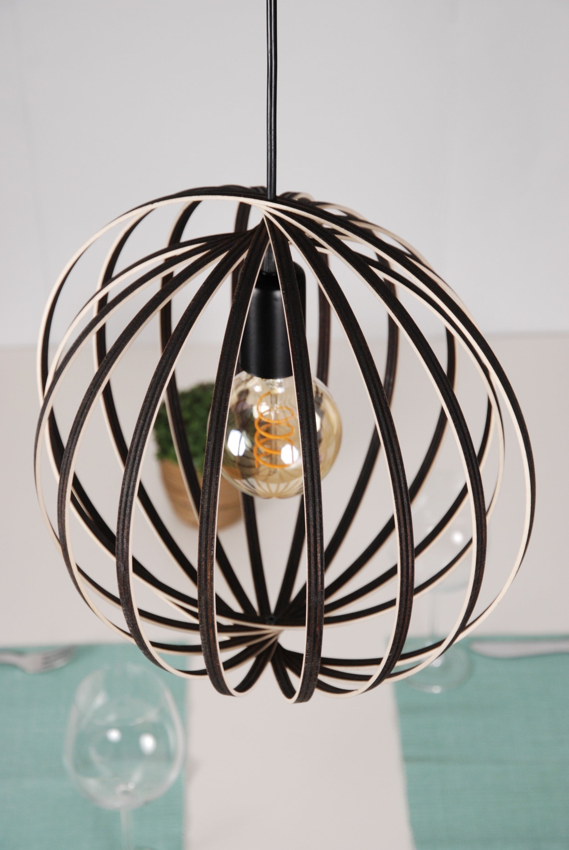 LUWALD NO.03 S Pendelleuchte aus Holz, schwarz, handgefertigt, kugelförmig, ausgeschaltet, von schräg oben