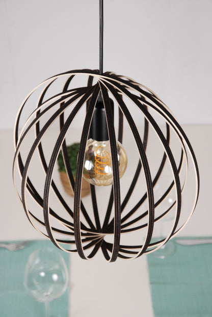 LUWALD NO.03 S Pendelleuchte aus Holz, schwarz, handgefertigt, kugelförmig, ausgeschaltet, von schräg oben