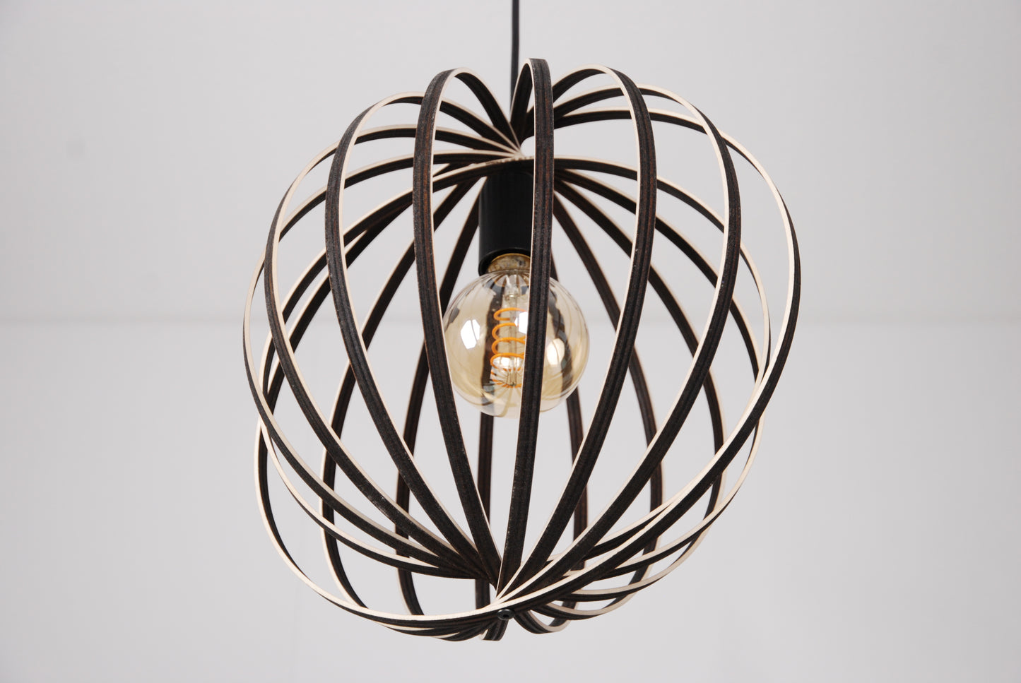 LUWALD NO.03 S Pendelleuchte aus Holz, schwarz, handgefertigt, kugelförmig, ausgeschaltet, von schräg unten