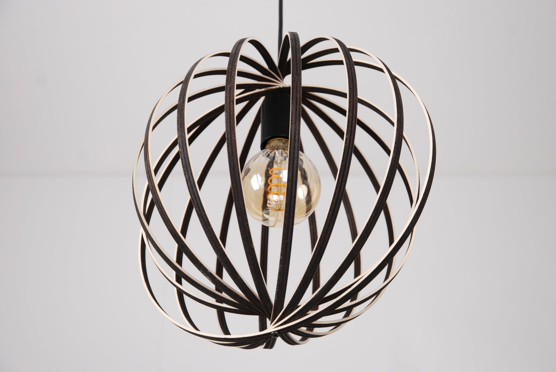 LUWALD NO.03 S Pendelleuchte aus Holz, schwarz, handgefertigt, kugelförmig, ausgeschaltet, von schräg unten