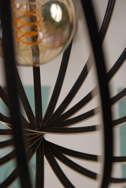 LUWALD NO.03 S Pendelleuchte aus Holz, schwarz, handgefertigt, kugelförmig, ausgeschaltet, Detail