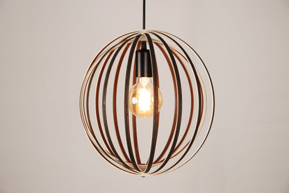 LUWALD NO.03 S Pendelleuchte aus Holz, schwarz, handgefertigt, kugelförmig, angeschaltet, Seitenansicht