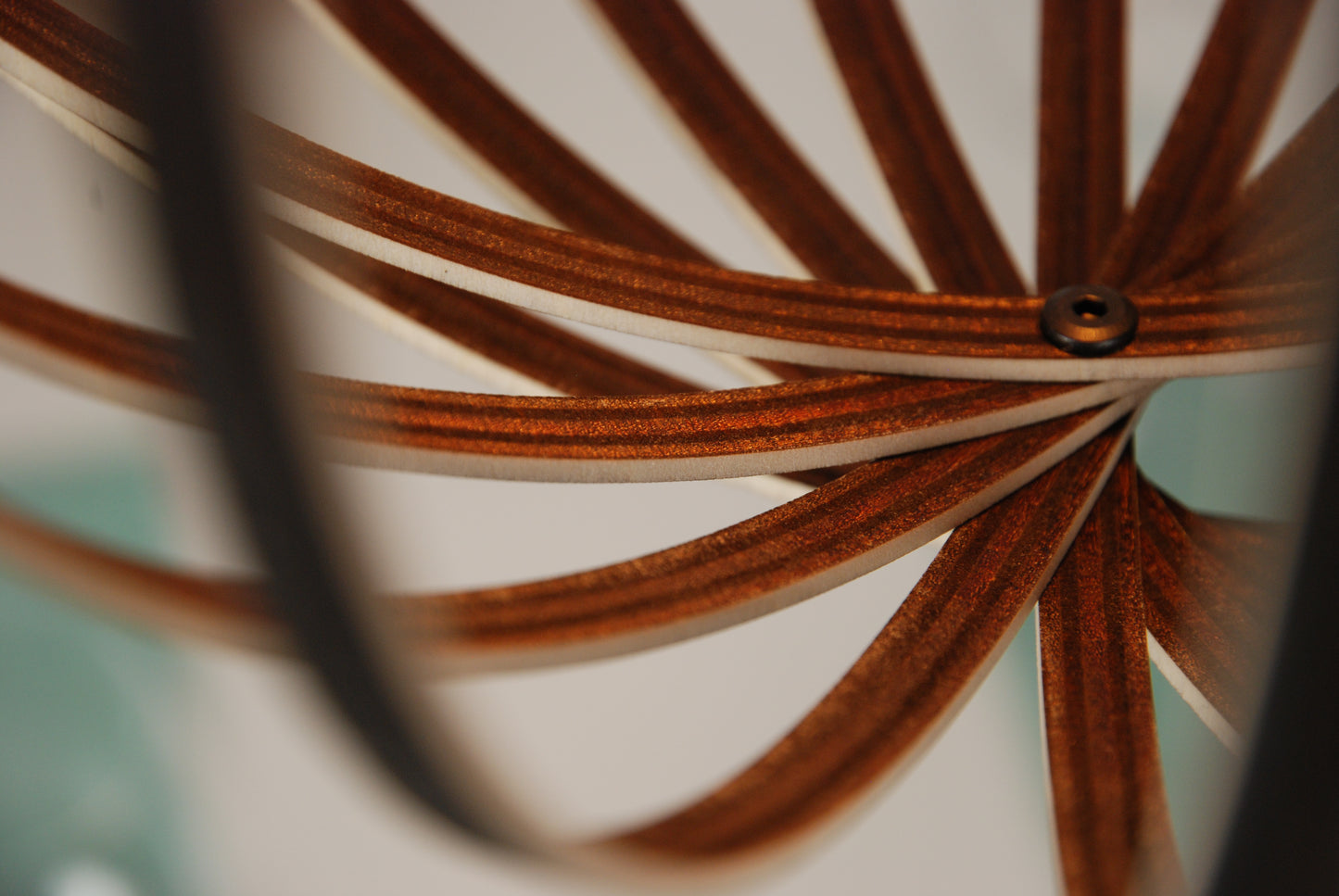 LUWALD NO.03 S Pendelleuchte aus Holz, schwarz, handgefertigt, kugelförmig, angeschaltet, Detailansicht, innen