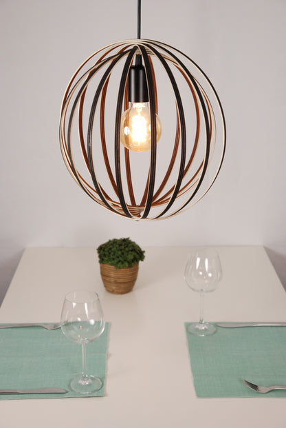 LUWALD NO.03 S Pendelleuchte aus Holz, schwarz, handgefertigt, kugelförmig, angeschaltet, Deko Tisch
