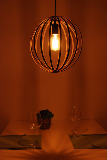 LUWALD NO.03 S Pendelleuchte aus Holz, schwarz, handgefertigt, kugelförmig, angeschaltet, Seitenansicht, Tisch Deko, warm