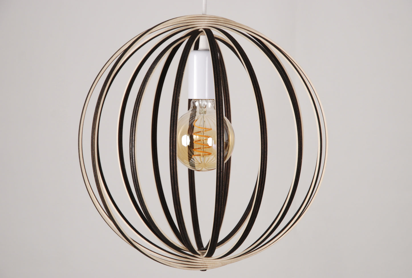 LUWALD NO.03 S Pendelleuchte aus Holz, weiß, handgefertigt, kugelförmig, ausgeschaltet, Seitenansicht