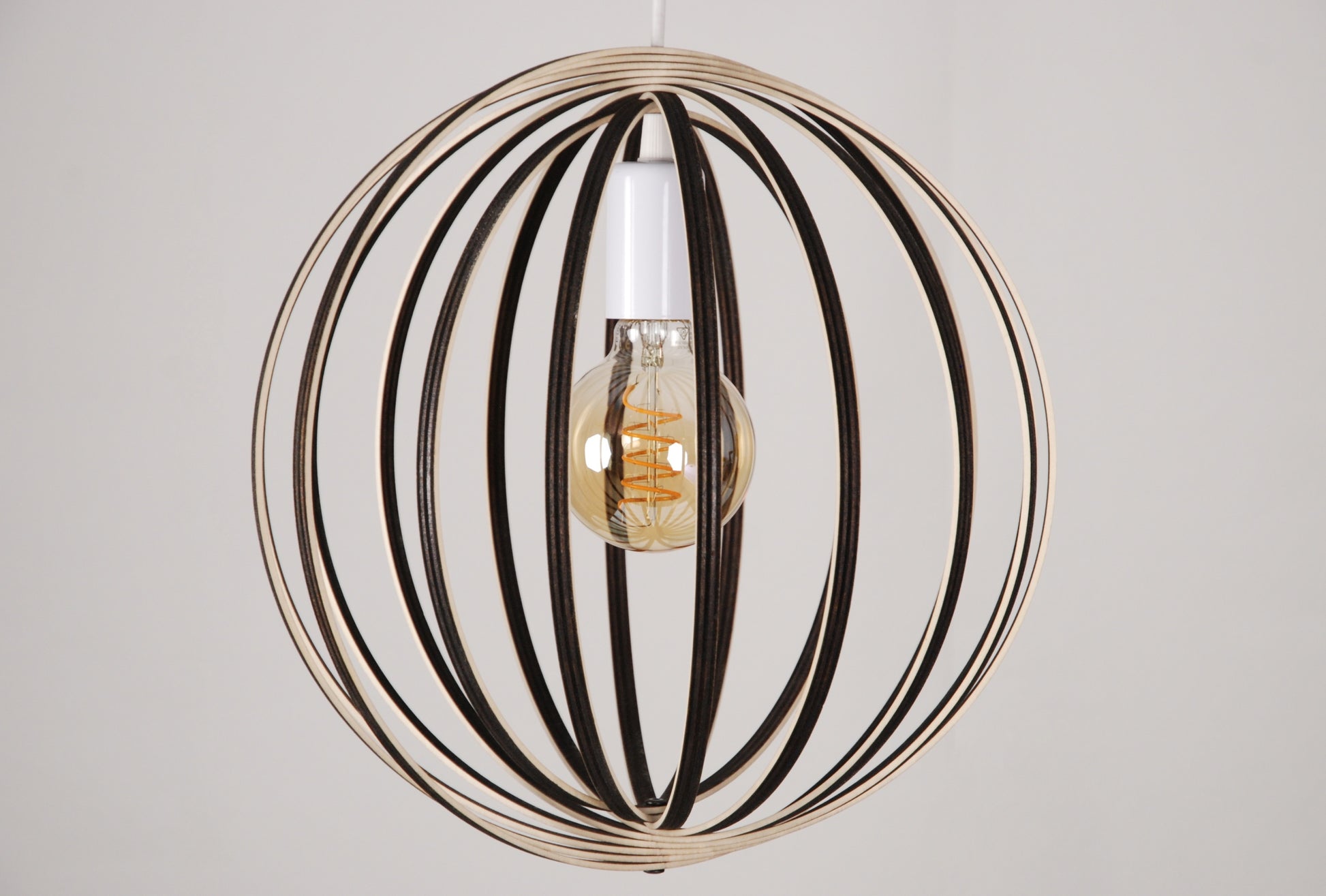 LUWALD NO.03 S Pendelleuchte aus Holz, weiß, handgefertigt, kugelförmig, ausgeschaltet, Seitenansicht