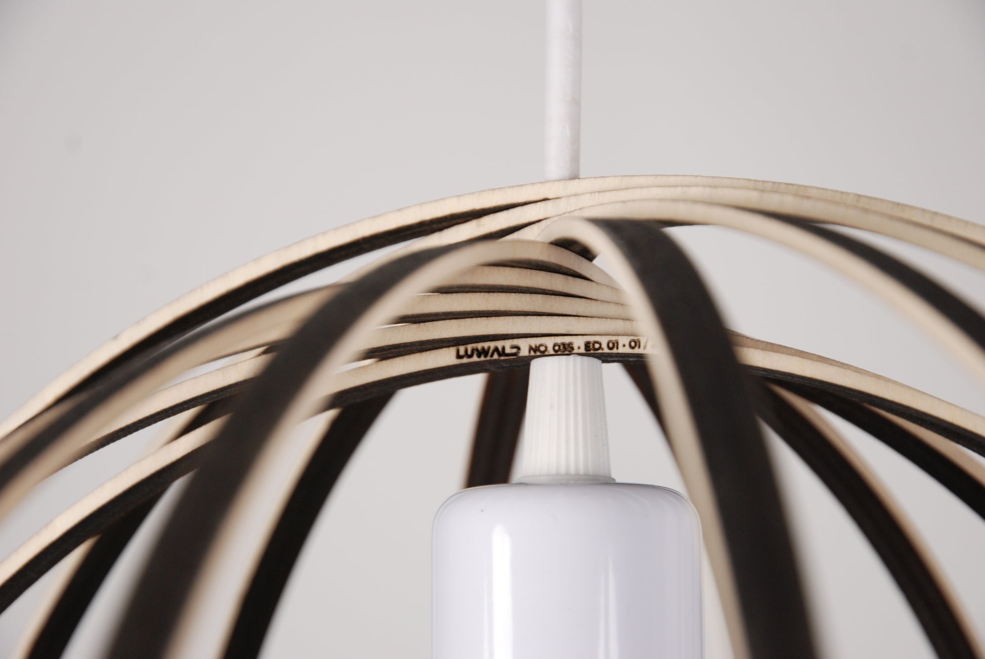LUWALD NO.03 S Pendelleuchte aus Holz, weiß, handgefertigt, kugelförmig, ausgeschaltet, Detailansicht, Logo, Gravur