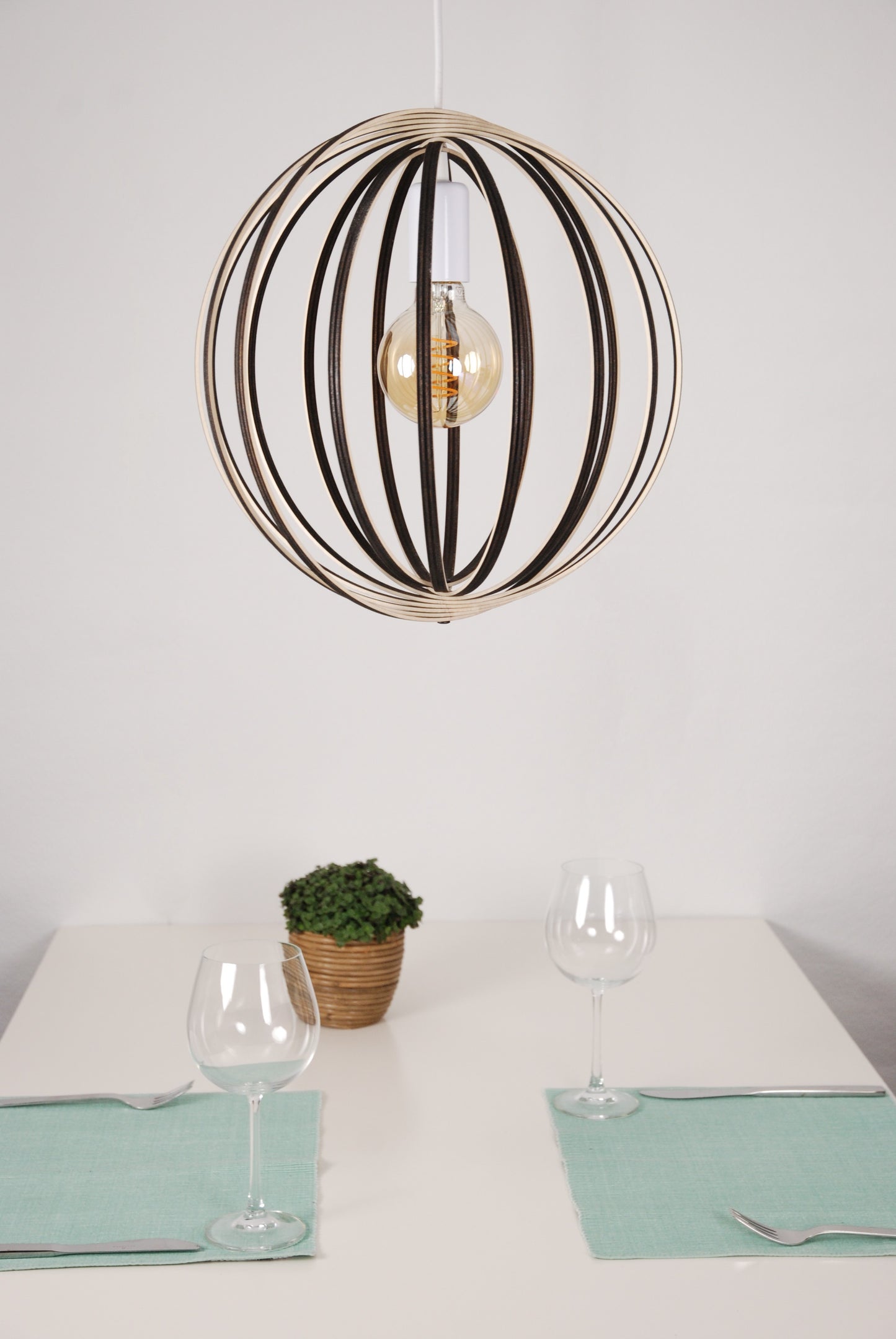 LUWALD NO.03 S Pendelleuchte aus Holz, weiß, handgefertigt, kugelförmig, ausgeschaltet, Deko Tisch