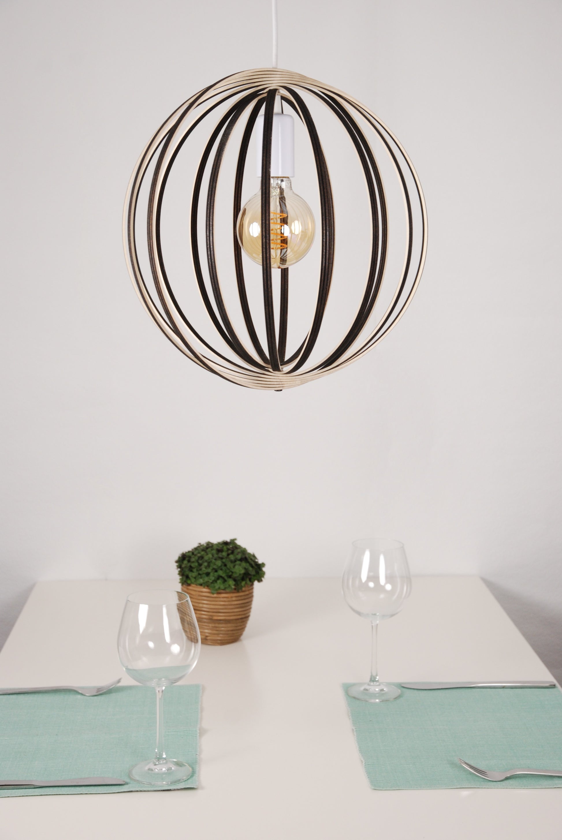 LUWALD NO.03 S Pendelleuchte aus Holz, weiß, handgefertigt, kugelförmig, ausgeschaltet, Deko Tisch