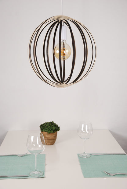 LUWALD NO.03 S Pendelleuchte aus Holz, weiß, handgefertigt, kugelförmig, ausgeschaltet, Deko Tisch