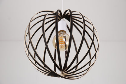 LUWALD NO.03 S Pendelleuchte aus Holz, weiß, handgefertigt, kugelförmig, ausgeschaltet, von schräg unten