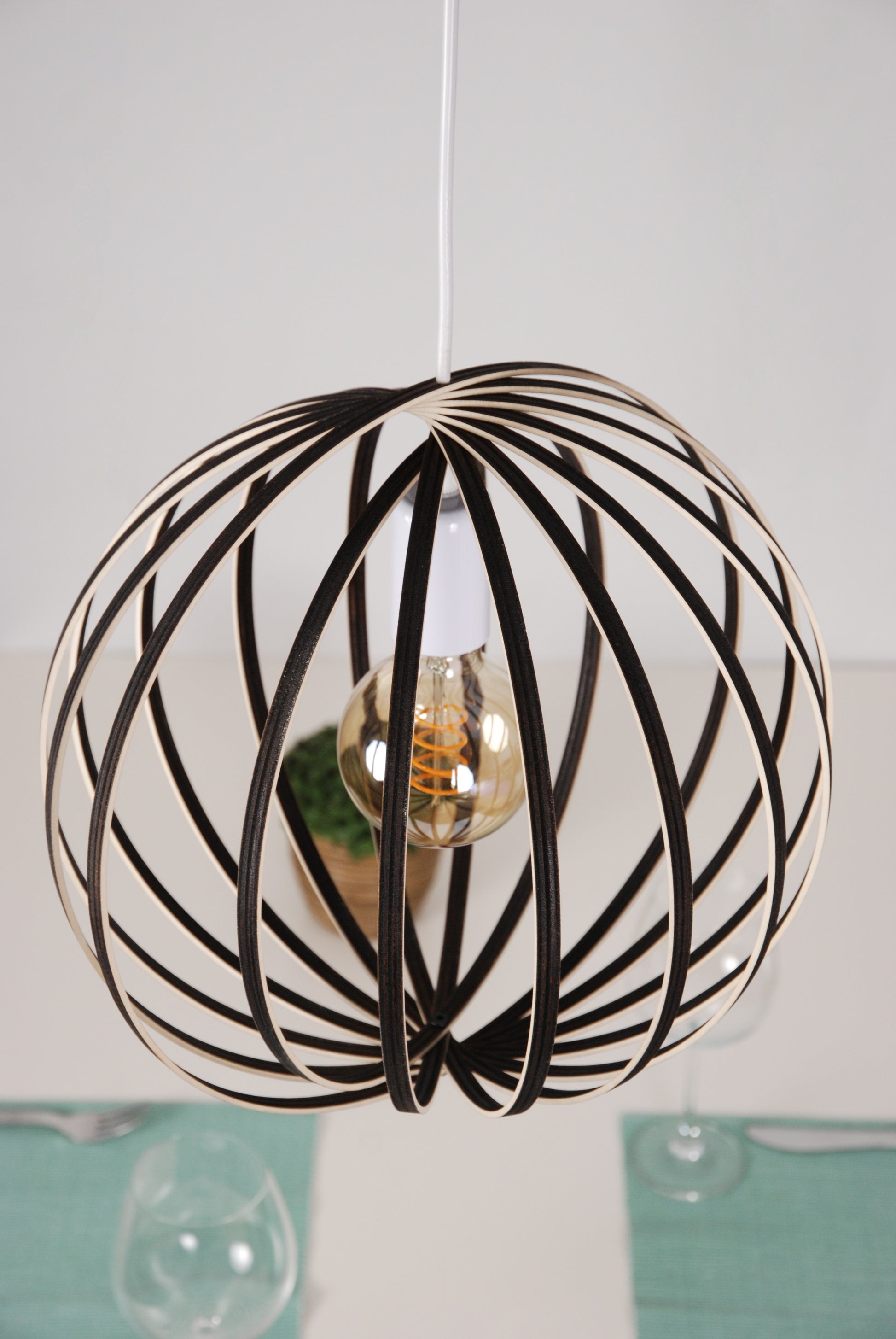 LUWALD NO.03 S Pendelleuchte aus Holz, weiß, handgefertigt, kugelförmig, ausgeschaltet, von schräg oben