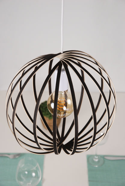 LUWALD NO.03 S Pendelleuchte aus Holz, weiß, handgefertigt, kugelförmig, ausgeschaltet, von schräg oben