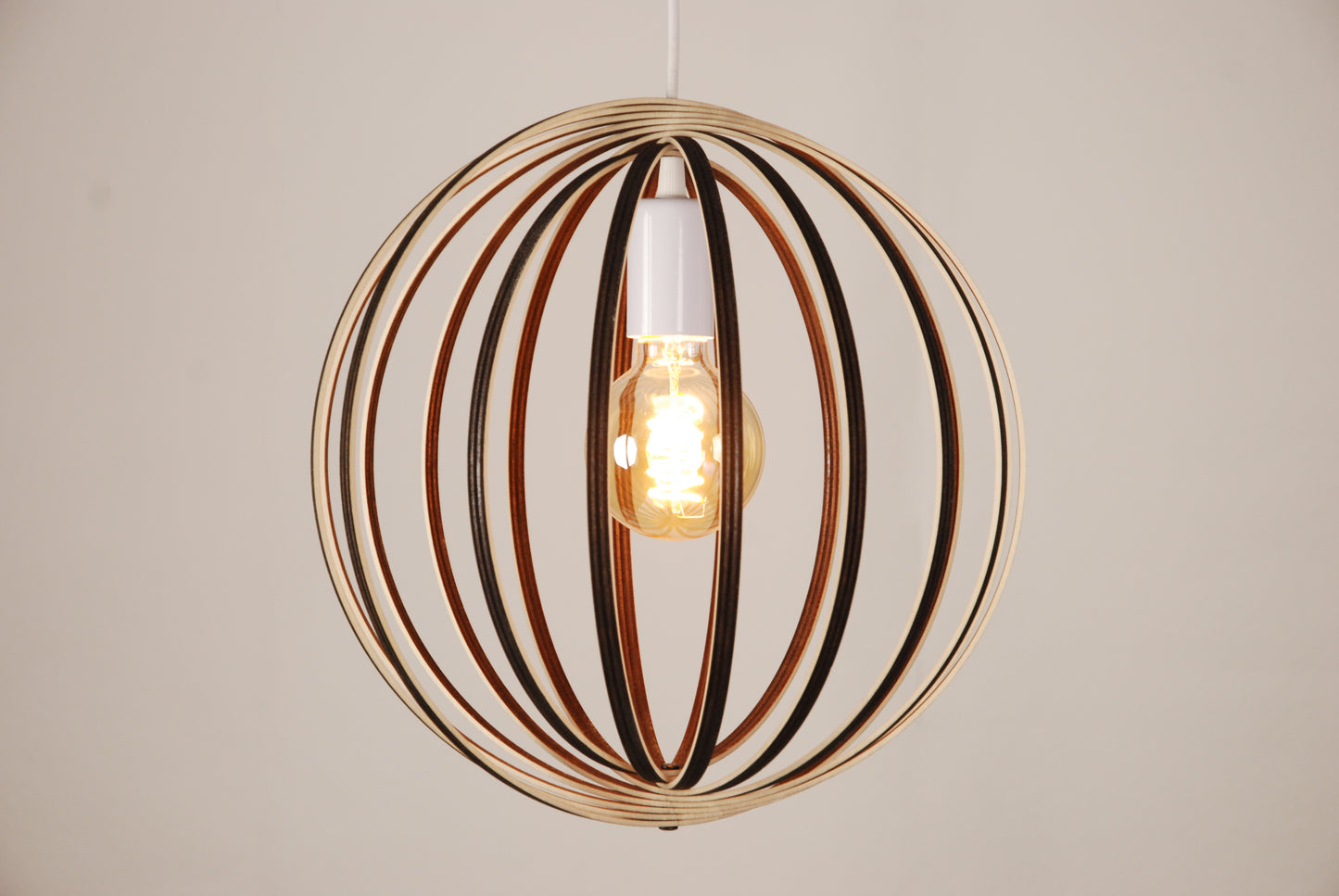 LUWALD NO.03 S Pendelleuchte aus Holz, weiß, handgefertigt, kugelförmig, angeschaltet, Seitenansicht