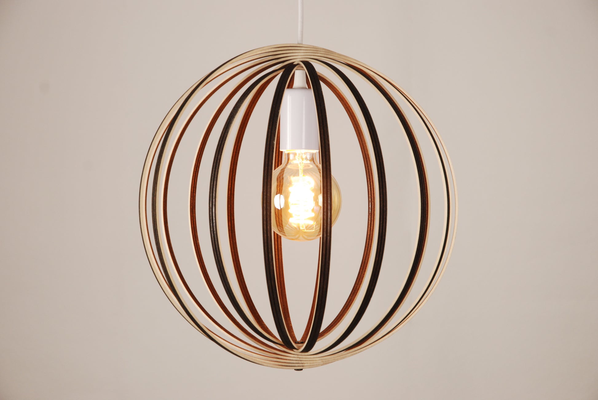 LUWALD NO.03 S Pendelleuchte aus Holz, weiß, handgefertigt, kugelförmig, angeschaltet, Seitenansicht