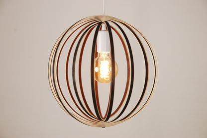 LUWALD NO.03 S Pendelleuchte aus Holz, weiß, handgefertigt, kugelförmig, angeschaltet, Seitenansicht