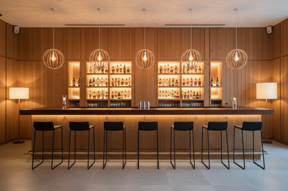 LUWALD NO.03 S Pendelleuchte aus Holz, weiß, handgefertigt, kugelförmig, angeschaltet, Restaurant, gemütlich, Bar