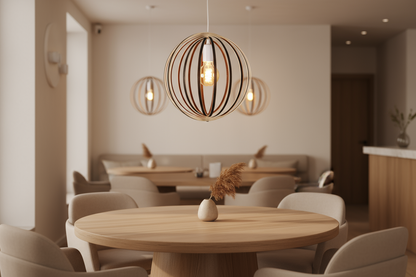 LUWALD NO.03 S Pendelleuchte aus Holz, weiß, handgefertigt, kugelförmig, angeschaltet, Restaurant, gemütlich