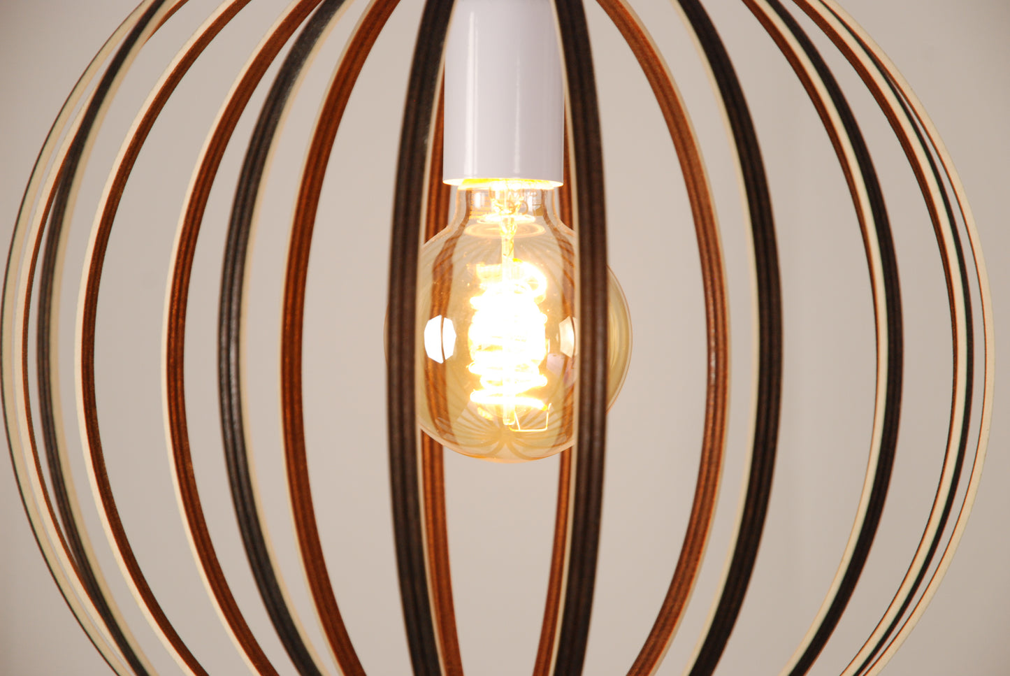 LUWALD NO.03 S Pendelleuchte aus Holz, weiß, handgefertigt, kugelförmig, angeschaltet, Detail Seite, hell