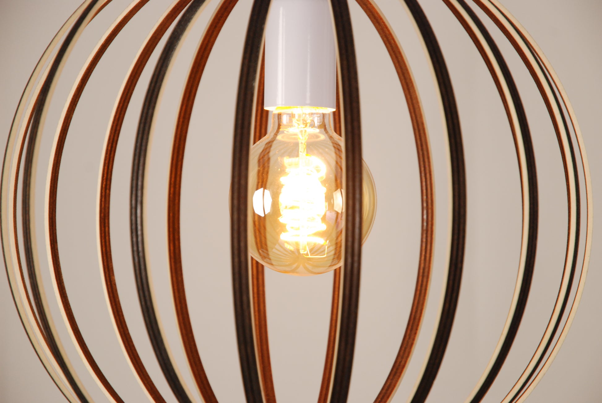 LUWALD NO.03 S Pendelleuchte aus Holz, weiß, handgefertigt, kugelförmig, angeschaltet, Detail Seite, hell