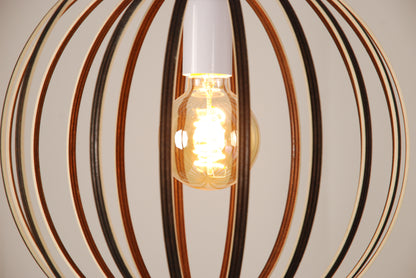 LUWALD NO.03 S Pendelleuchte aus Holz, weiß, handgefertigt, kugelförmig, angeschaltet, Detail Seite, hell