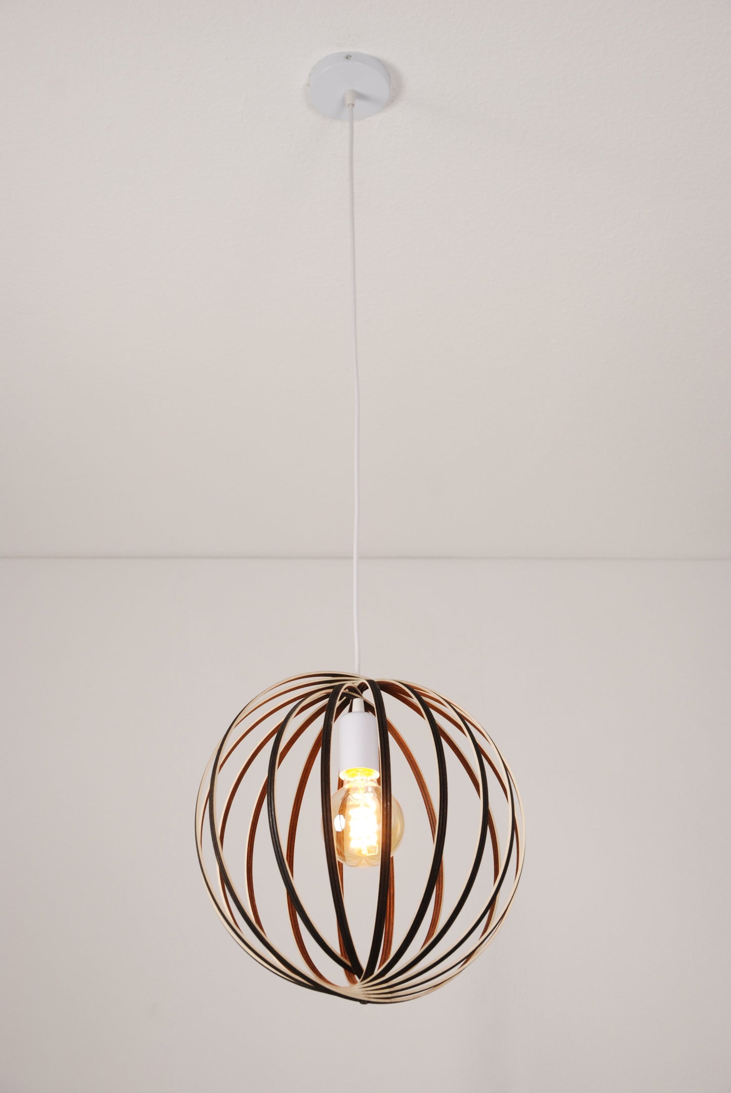 LUWALD NO.03 S Pendelleuchte aus Holz, weiß, handgefertigt, kugelförmig, angeschaltet, Gesamtansicht, Deckenmontage