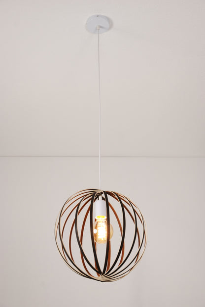 LUWALD NO.03 S Pendelleuchte aus Holz, weiß, handgefertigt, kugelförmig, angeschaltet, Gesamtansicht, Deckenmontage