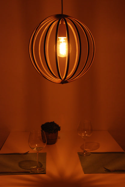 LUWALD NO.03 S Pendelleuchte aus Holz, weiß, handgefertigt, kugelförmig, angeschaltet, gemütlich, Tisch Deko