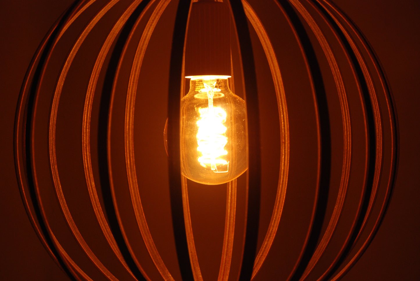 LUWALD NO.03 S Pendelleuchte aus Holz, weiß, handgefertigt, kugelförmig, angeschaltet, Detail warm