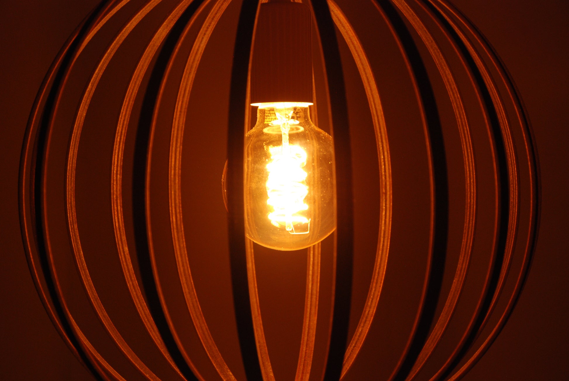 LUWALD NO.03 S Pendelleuchte aus Holz, weiß, handgefertigt, kugelförmig, angeschaltet, Detail warm