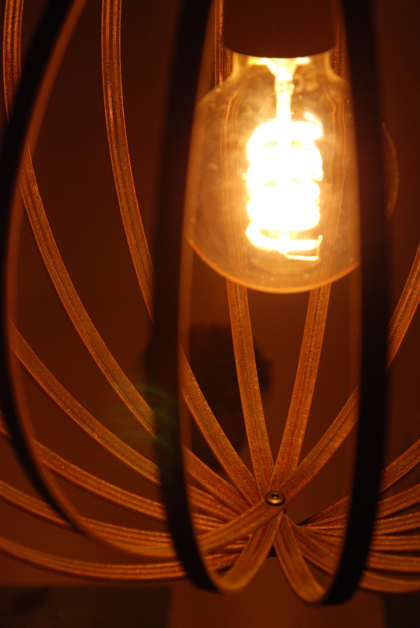 LUWALD NO.03 S Pendelleuchte aus Holz, weiß, handgefertigt, kugelförmig, angeschaltet, Detail schräg