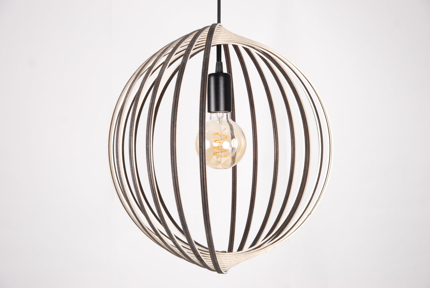 LUWALD NO.03 M Pendelleuchte aus Holz, schwarz, handgefertigt, kugelförmig, ausgeschaltet, offene Form, Seitenansicht