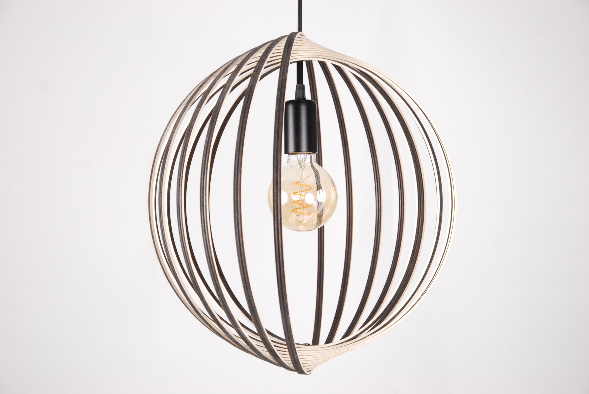 LUWALD NO.03 M Pendelleuchte aus Holz, schwarz, handgefertigt, kugelförmig, ausgeschaltet, offene Form, Seitenansicht