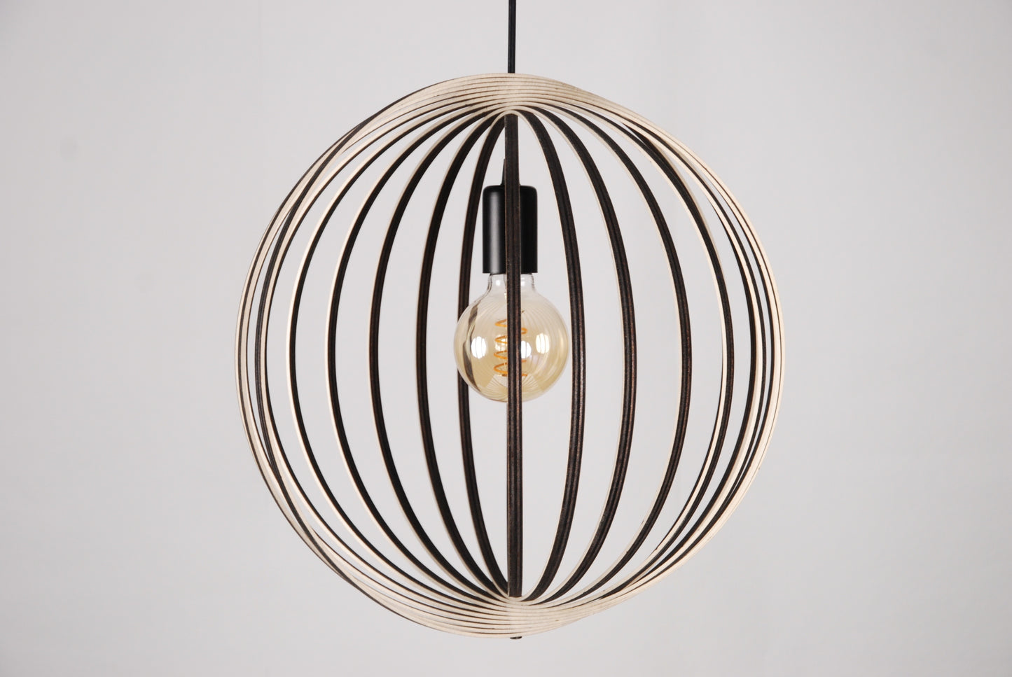 LUWALD NO.03 M Pendelleuchte aus Holz, schwarz, handgefertigt, kugelförmig, ausgeschaltet, Seitenansicht