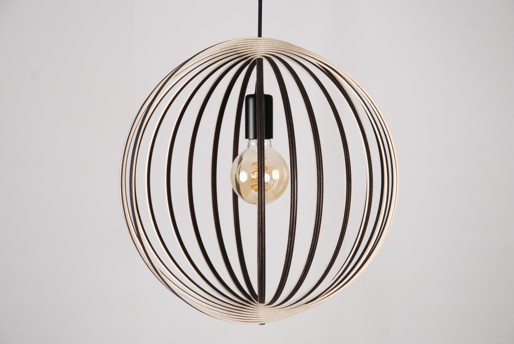 LUWALD NO.03 M Pendelleuchte aus Holz, schwarz, handgefertigt, kugelförmig, ausgeschaltet, Seitenansicht