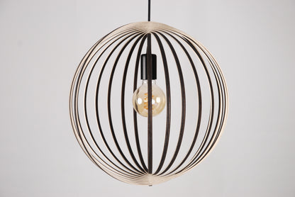 LUWALD NO.03 M Pendelleuchte aus Holz, schwarz, handgefertigt, kugelförmig, ausgeschaltet, Seitenansicht