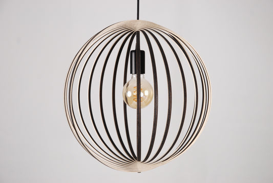 LUWALD NO.03 M Pendelleuchte aus Holz, schwarz, handgefertigt, kugelförmig, ausgeschaltet, Seitenansicht