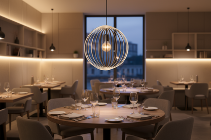 LUWALD NO.03 M Pendelleuchte aus Holz, schwarz, handgefertigt, kugelförmig, angeschaltet, Restaurant, warm, gemütlich, stimmungsvoll