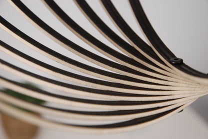 LUWALD NO.03 M Pendelleuchte aus Holz, schwarz, handgefertigt, kugelförmig, ausgeschaltet, Detailansicht unten innen