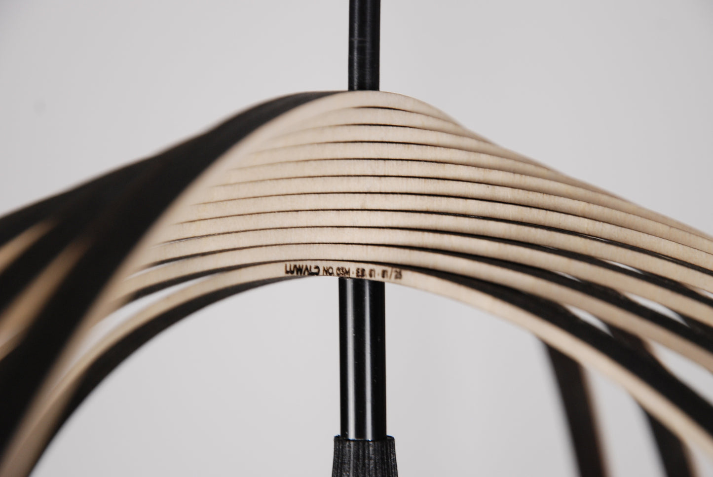 LUWALD NO.03 M Pendelleuchte aus Holz, schwarz, handgefertigt, kugelförmig, ausgeschaltet, Logo, Gravur, Detail