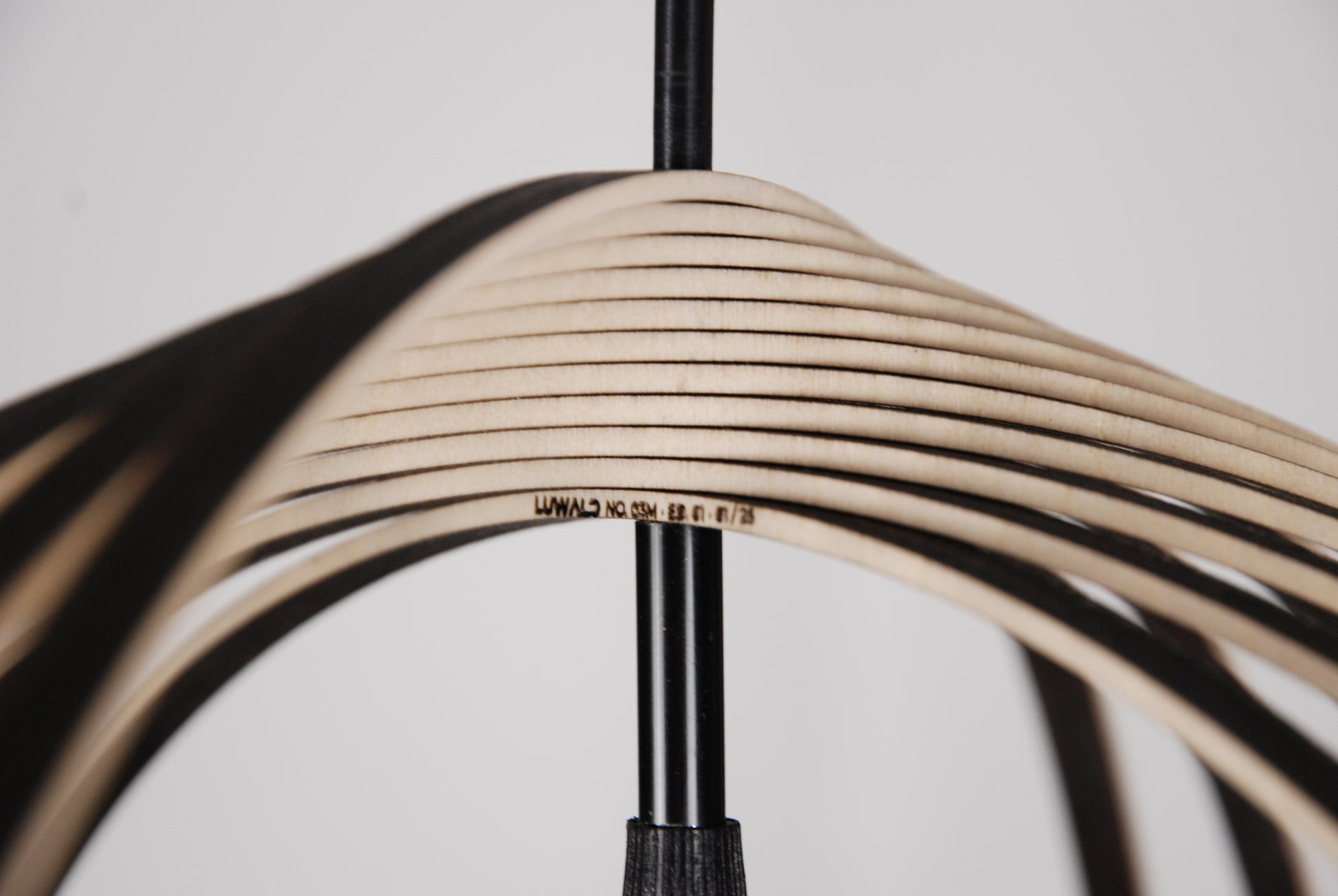 LUWALD NO.03 M Pendelleuchte aus Holz, schwarz, handgefertigt, kugelförmig, ausgeschaltet, Logo, Gravur, Detail