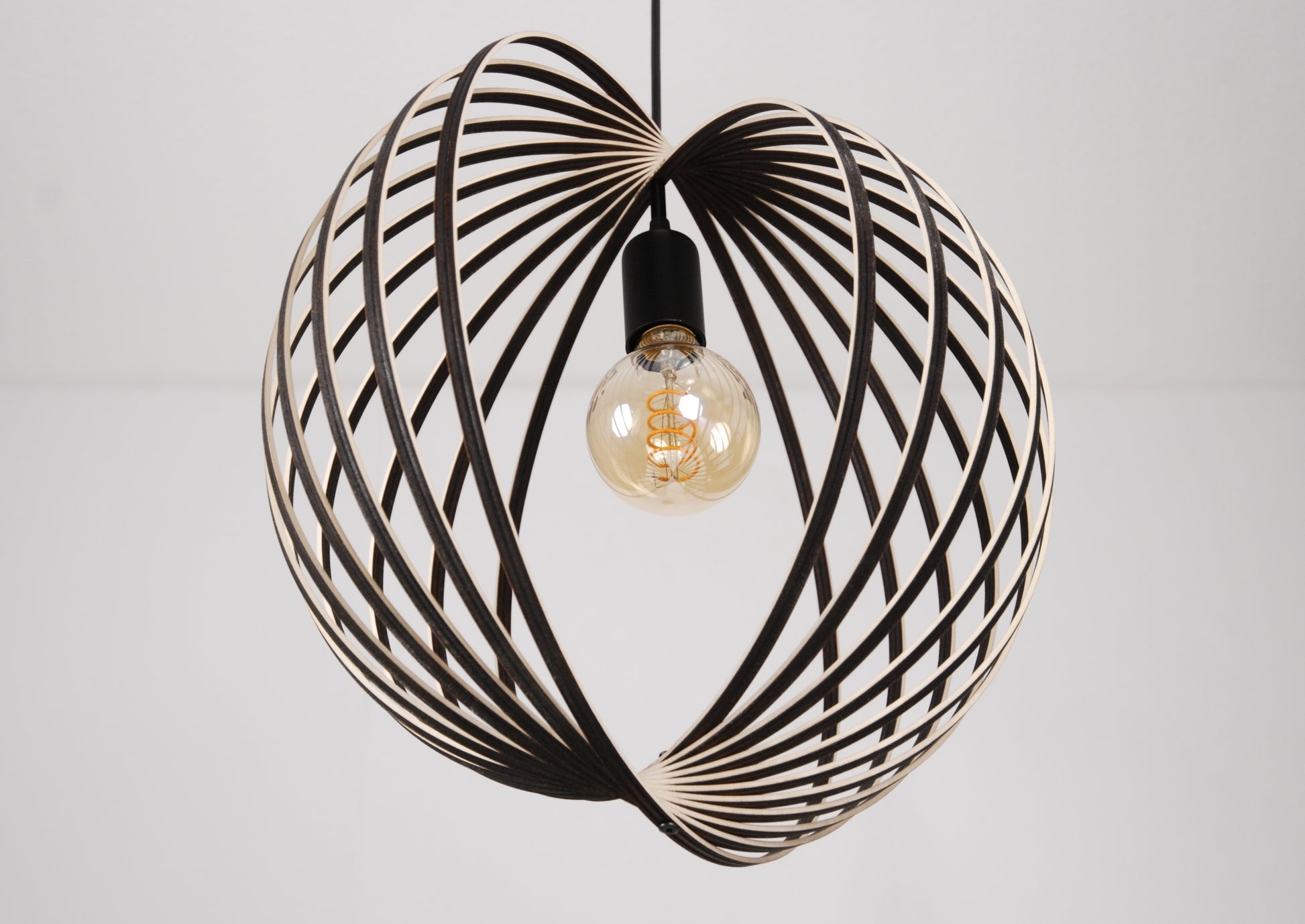 LUWALD NO.03 M Pendelleuchte aus Holz, schwarz, handgefertigt, kugelförmig, ausgeschaltet, schräg von unten, offene Form