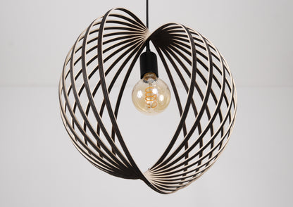 LUWALD NO.03 M Pendelleuchte aus Holz, schwarz, handgefertigt, kugelförmig, ausgeschaltet, schräg von unten, offene Form