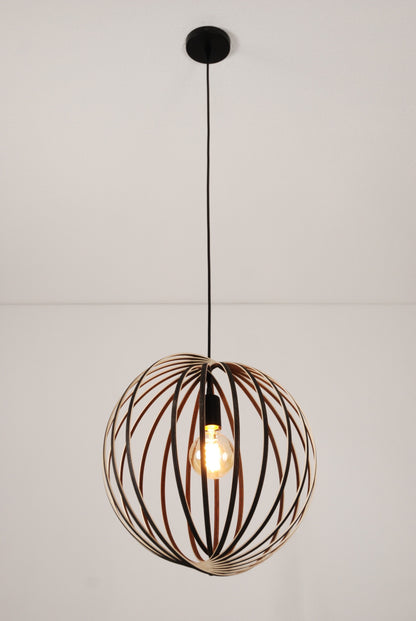 LUWALD NO.03 M Pendelleuchte aus Holz, schwarz, handgefertigt, kugelförmig, angeschaltet, Gesamtansicht