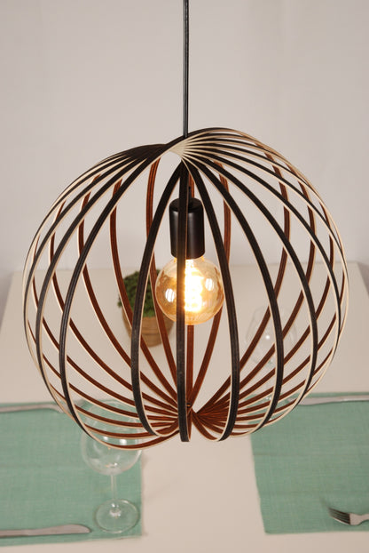 LUWALD NO.03 M Pendelleuchte aus Holz, schwarz, handgefertigt, kugelförmig, angeschaltet, schräg von oben
