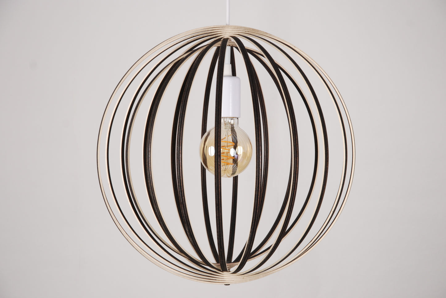 LUWALD NO.03 M Pendelleuchte aus Holz, weiß, handgefertigt, kugelförmig, ausgeschaltet, Seitenansicht