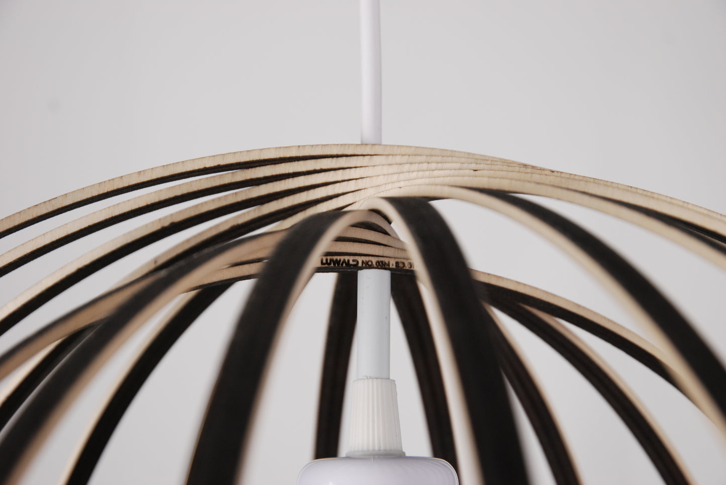 LUWALD NO.03 M Pendelleuchte aus Holz, weiß, handgefertigt, kugelförmig, ausgeschaltet, Detailansicht, Logo, Gravur