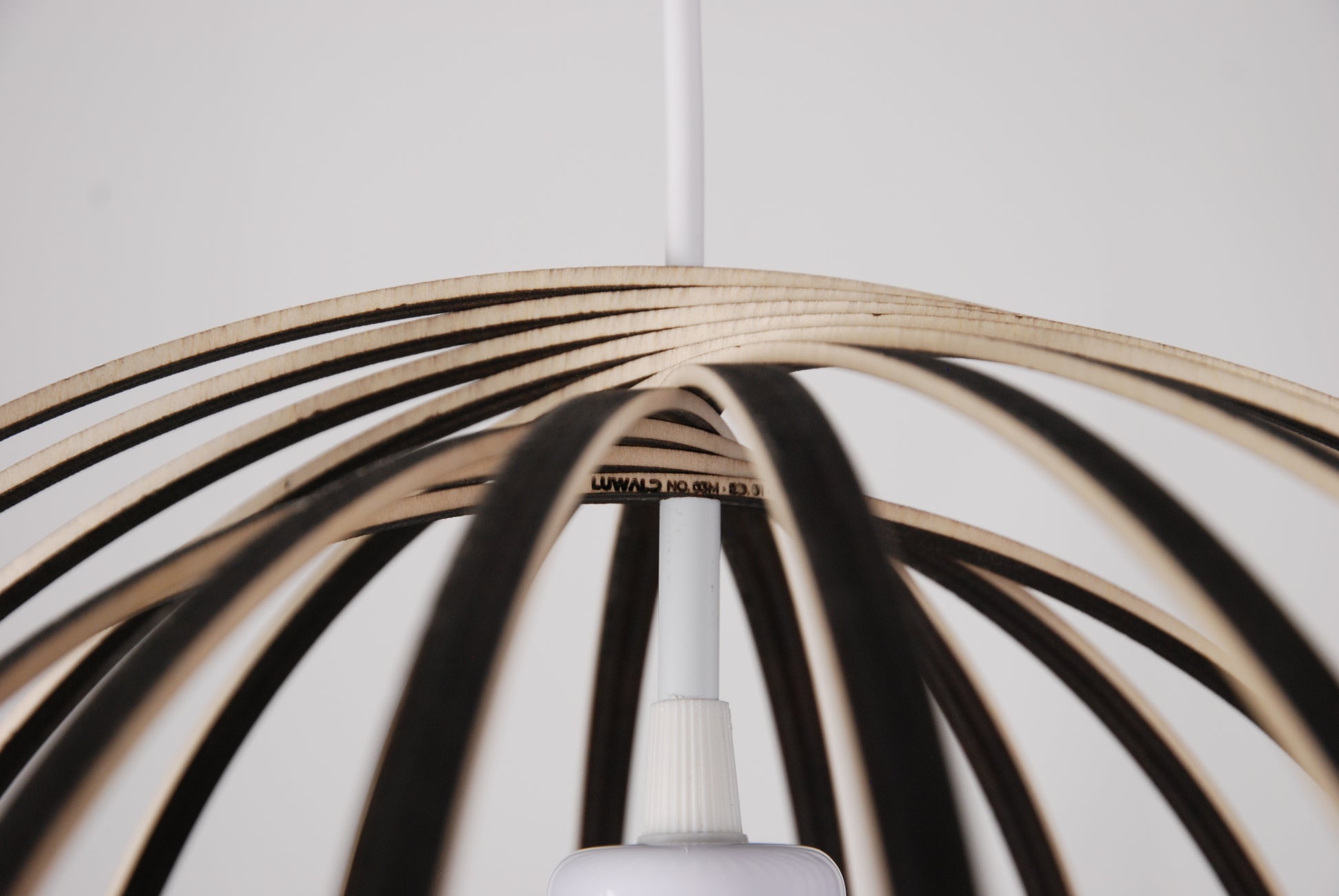 LUWALD NO.03 M Pendelleuchte aus Holz, weiß, handgefertigt, kugelförmig, ausgeschaltet, Detailansicht, Logo, Gravur