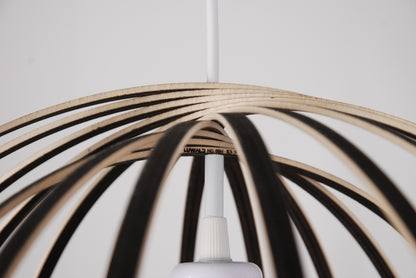 LUWALD NO.03 M Pendelleuchte aus Holz, weiß, handgefertigt, kugelförmig, ausgeschaltet, Detailansicht, Logo, Gravur